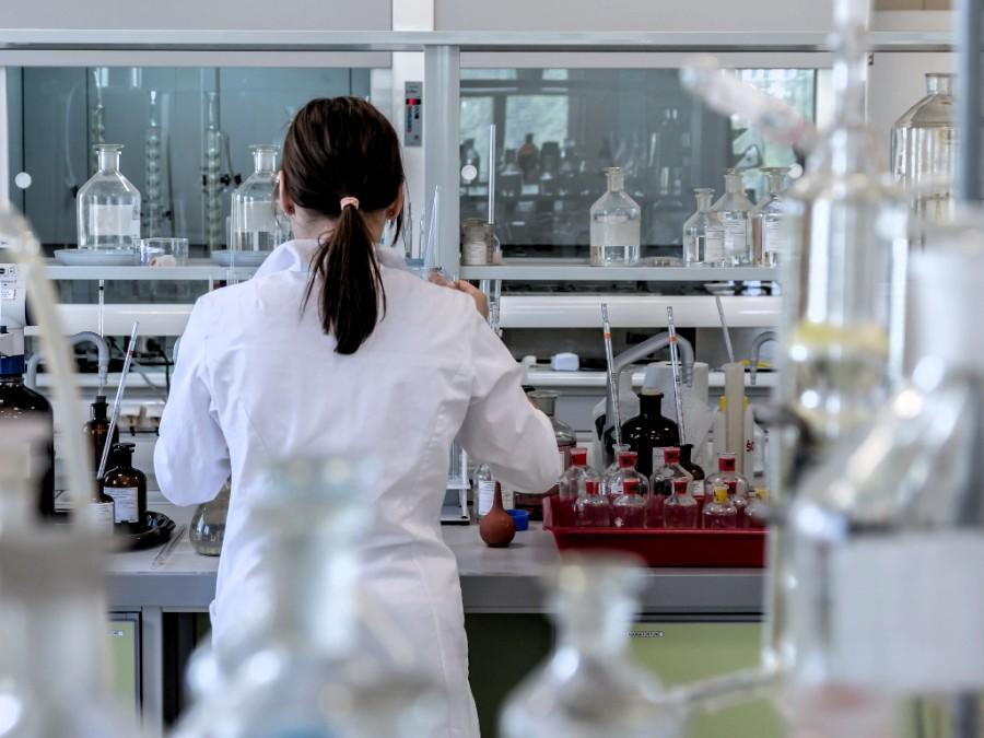 vrouw werkt in laboratorium