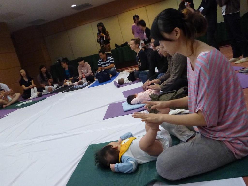 Bij moeder-baby yoga kun je ervaringen uitwisselen