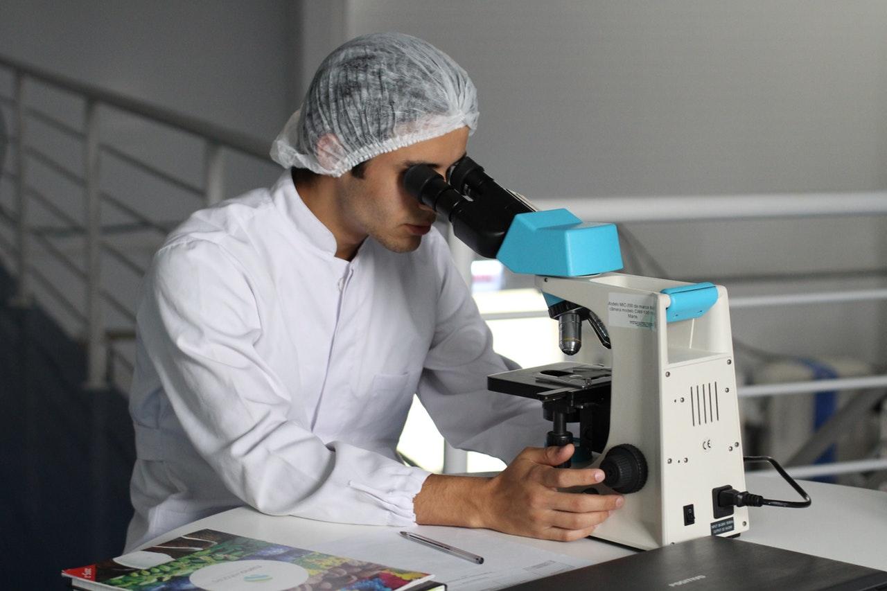 Man doet onderzoek met de microscoop.