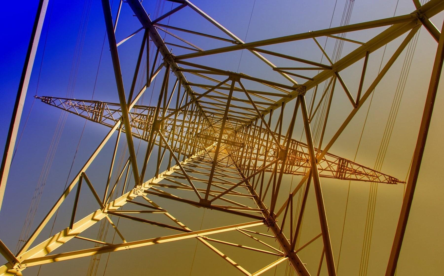 elektriciteitsmast van onderen af bekeken