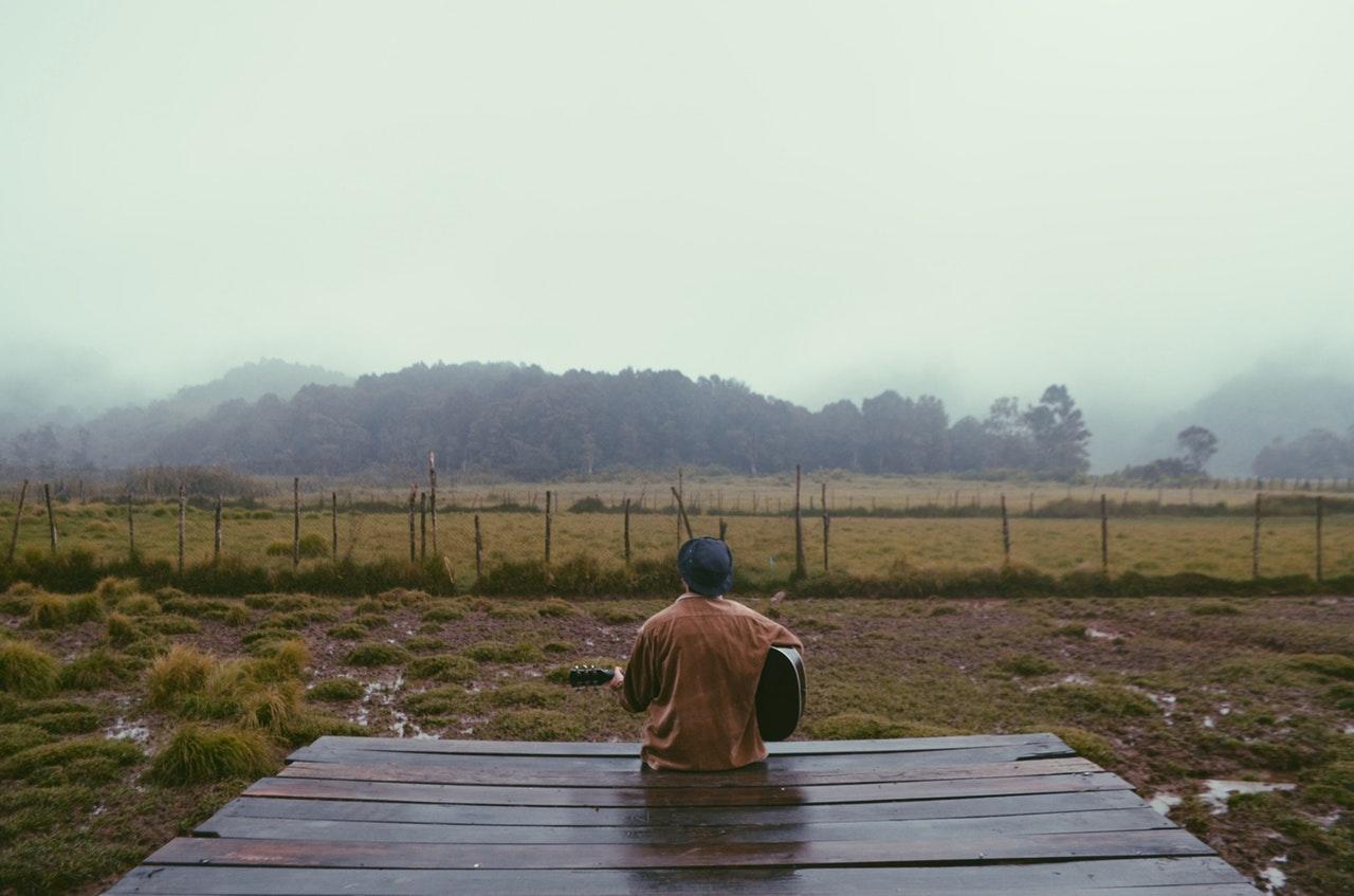 Man speelt in de mist.