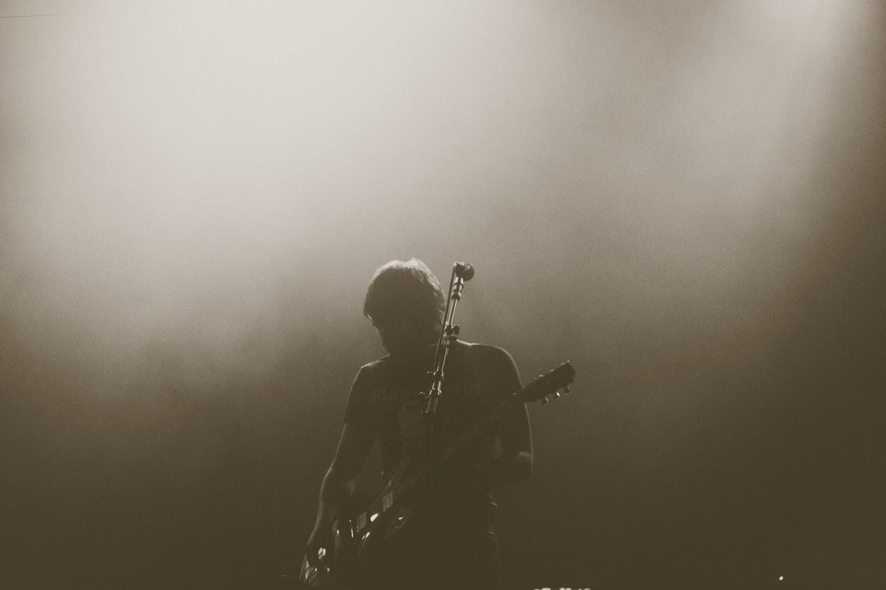 Een gitarist op het podium.