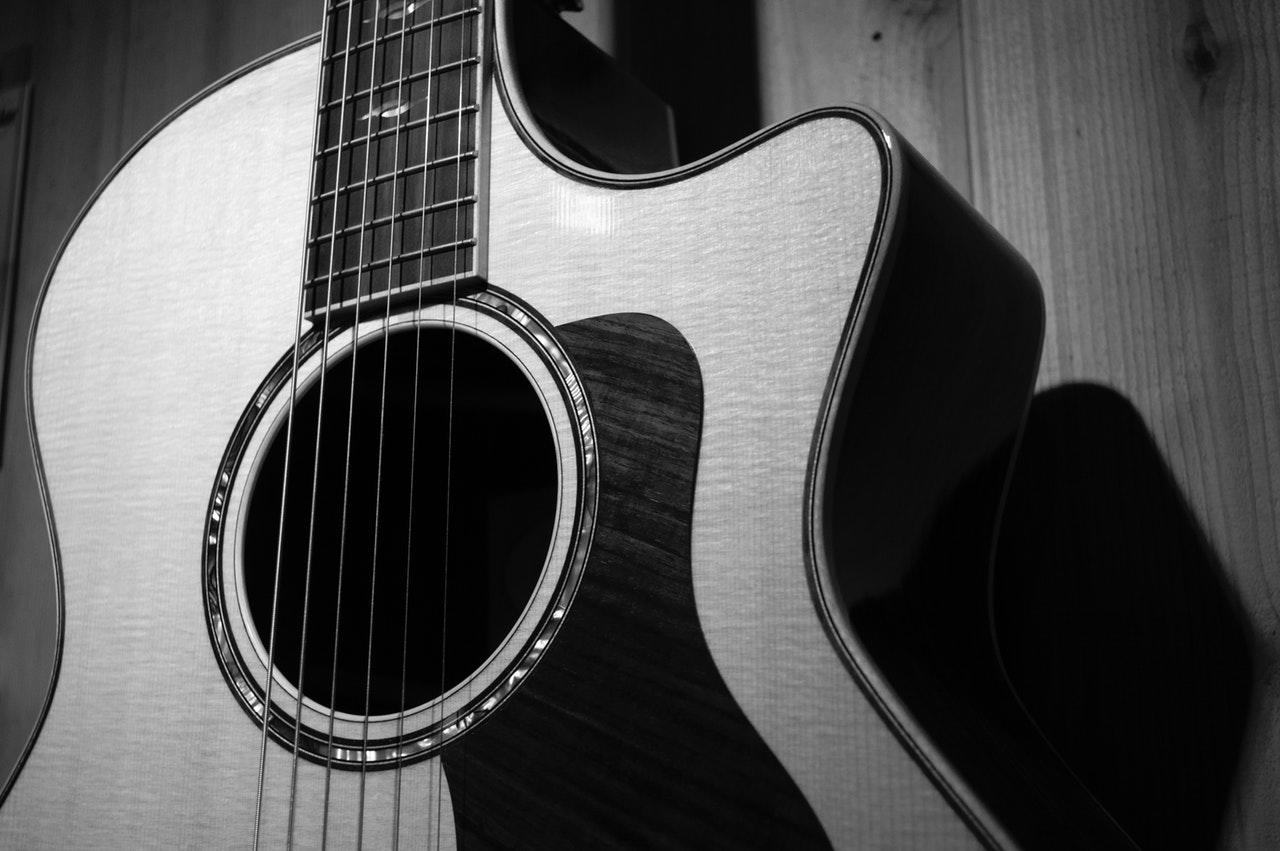 Akoestische gitaar in zwartwit.