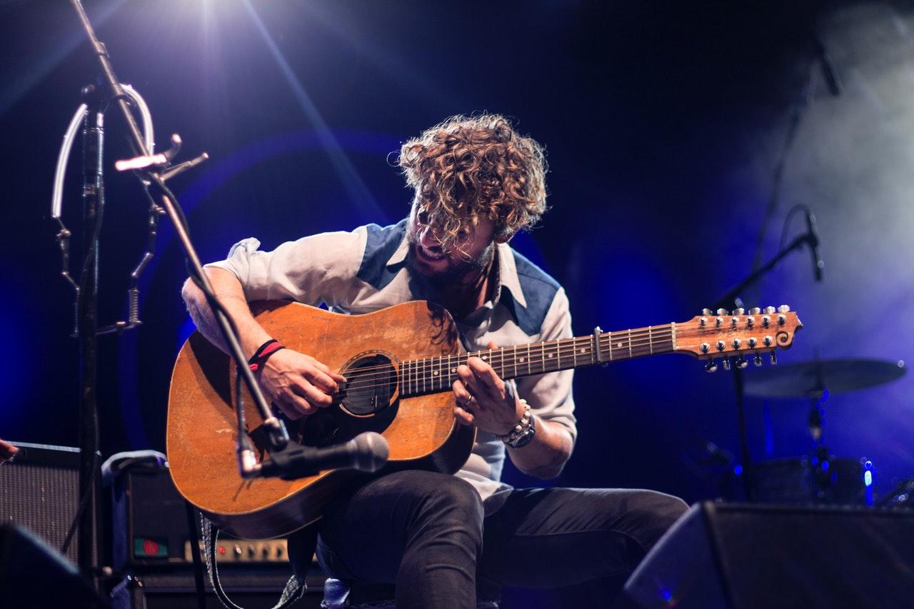 Een gitarist op het podium.