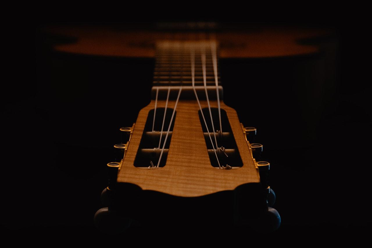 Het stemmen van een gitaar.