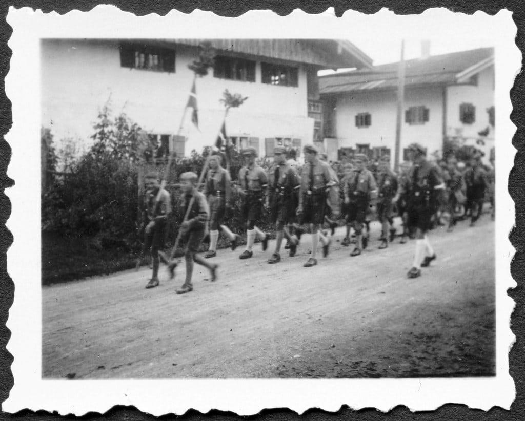 Marcherende Duitse jongeren onder Hitler