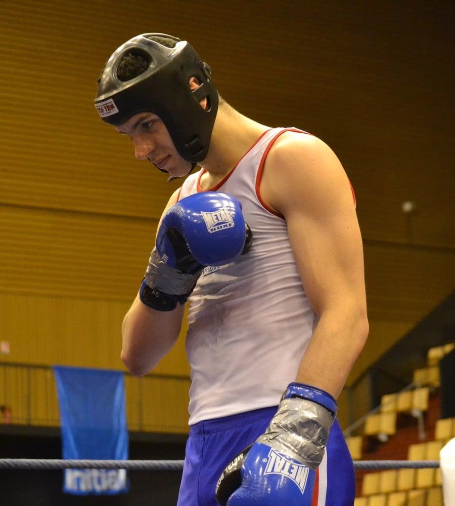 savate schutter toont het saluut