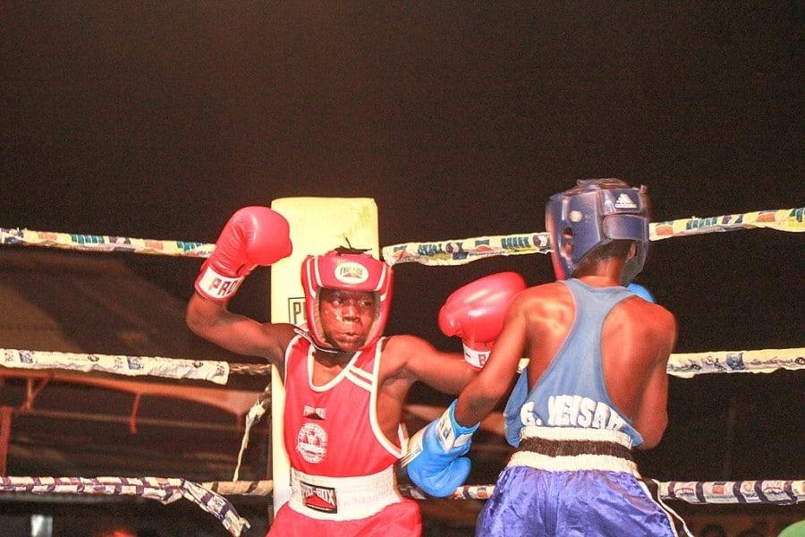 jongeren boksen in de ring