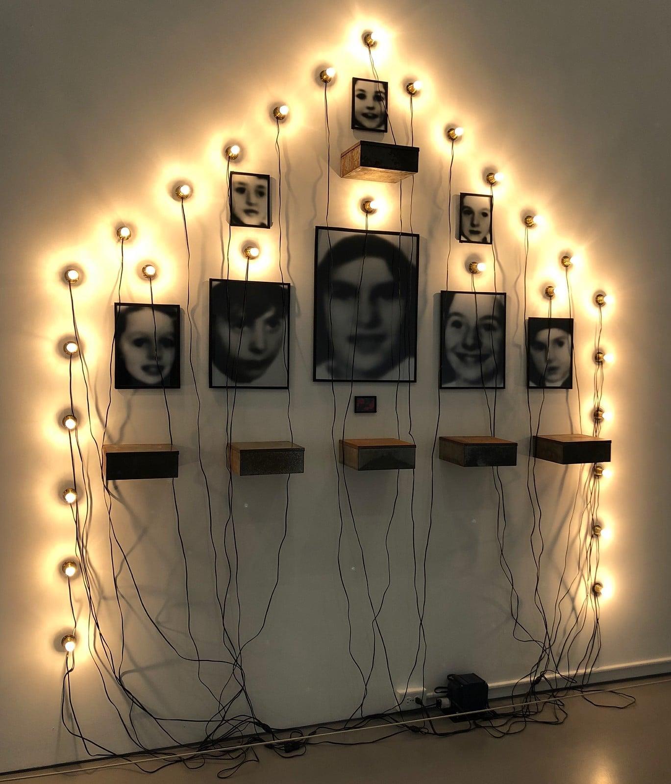 'Monument' van Christian Boltanski, mixed media
