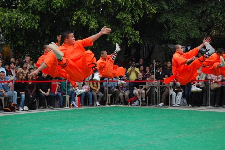groep mannen voert oefeningen voor chinees boksen uit