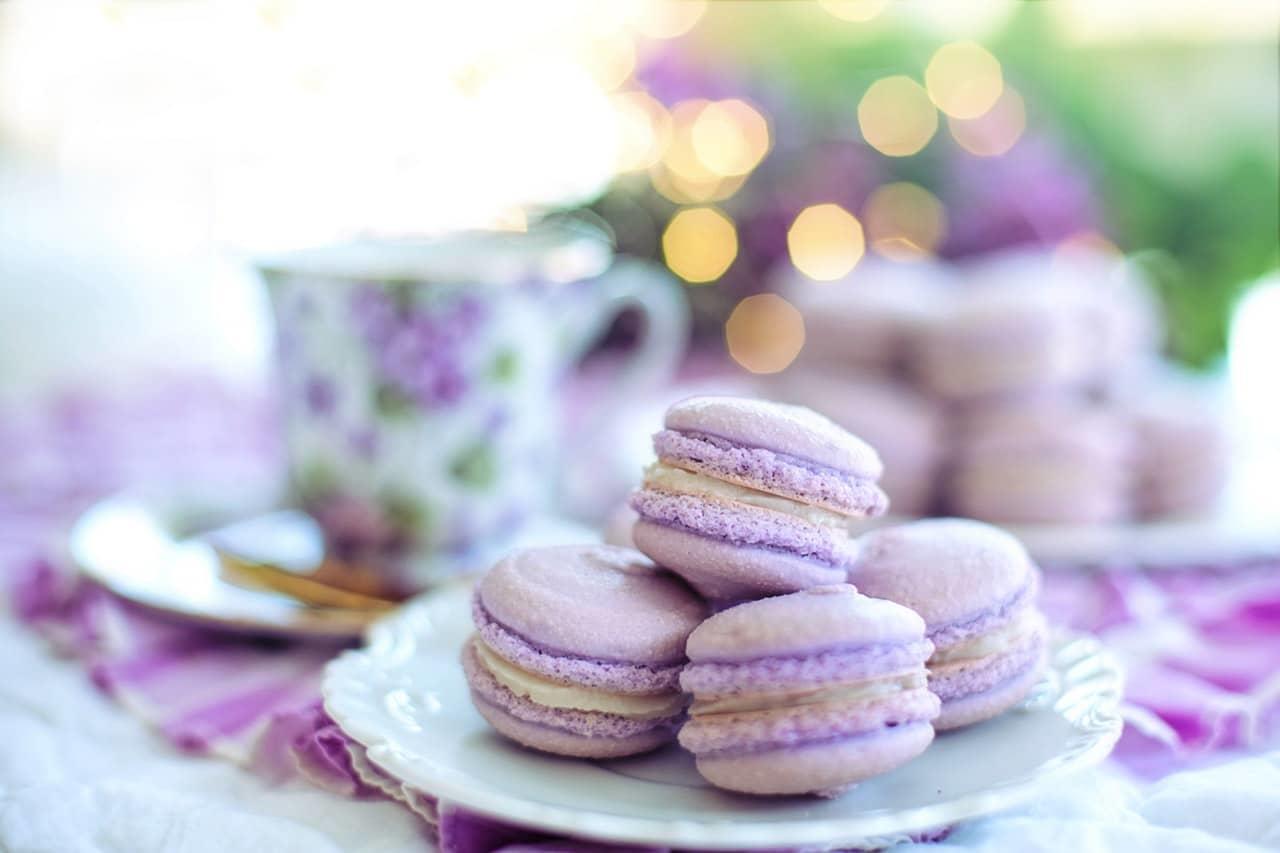 Franse macarons op een bord.