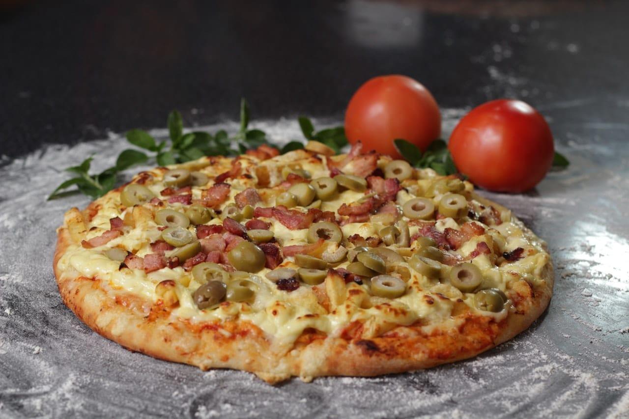 Een versgemaakte pizza.