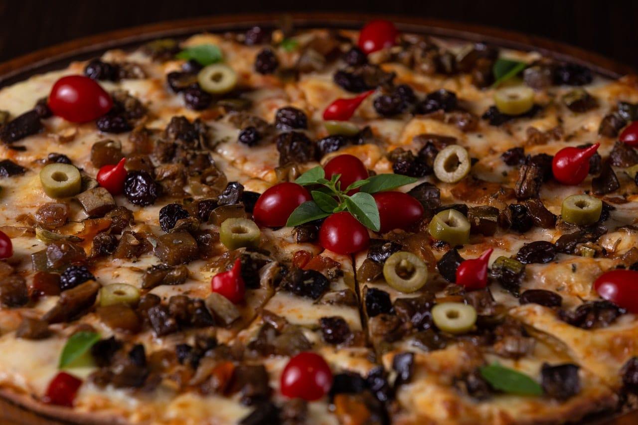 Een pizza vol olijven.