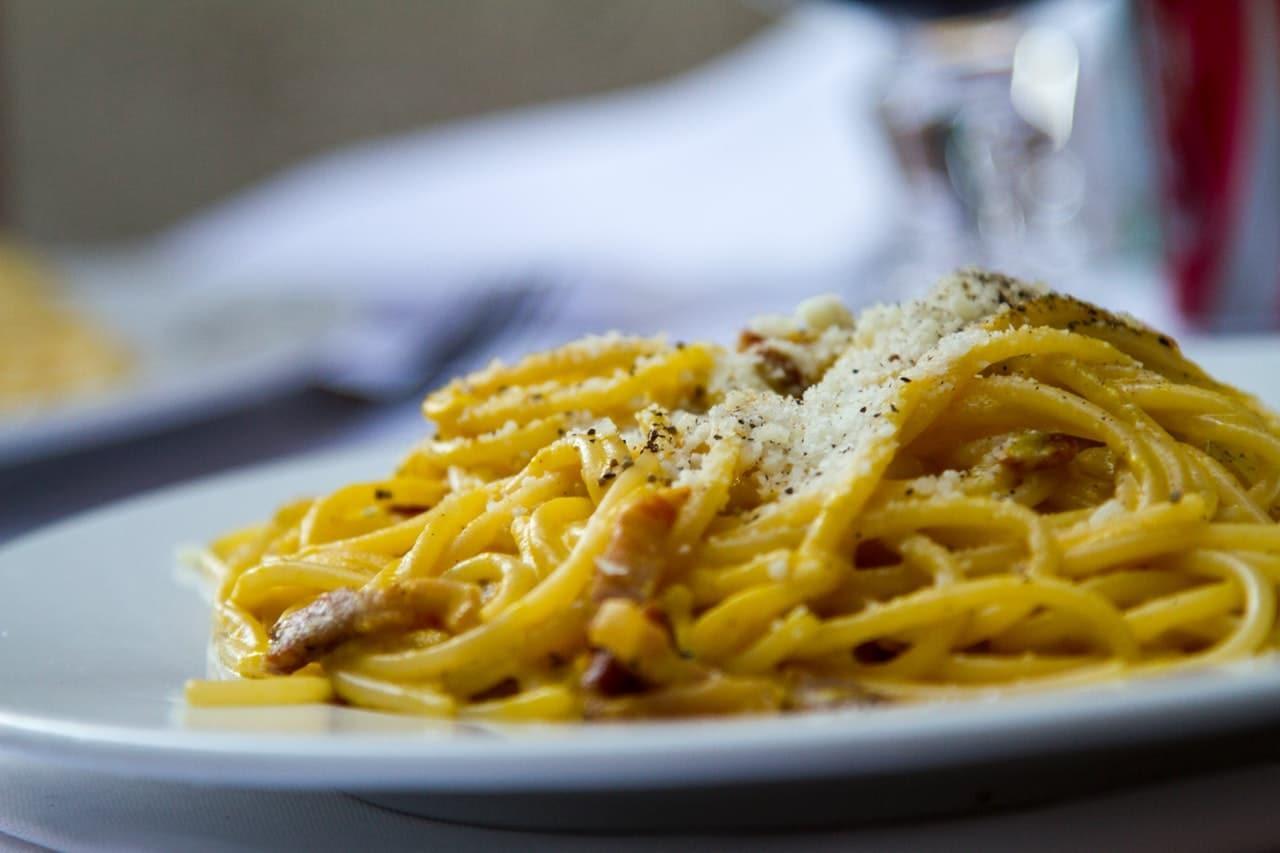 Een bord spaghetti.