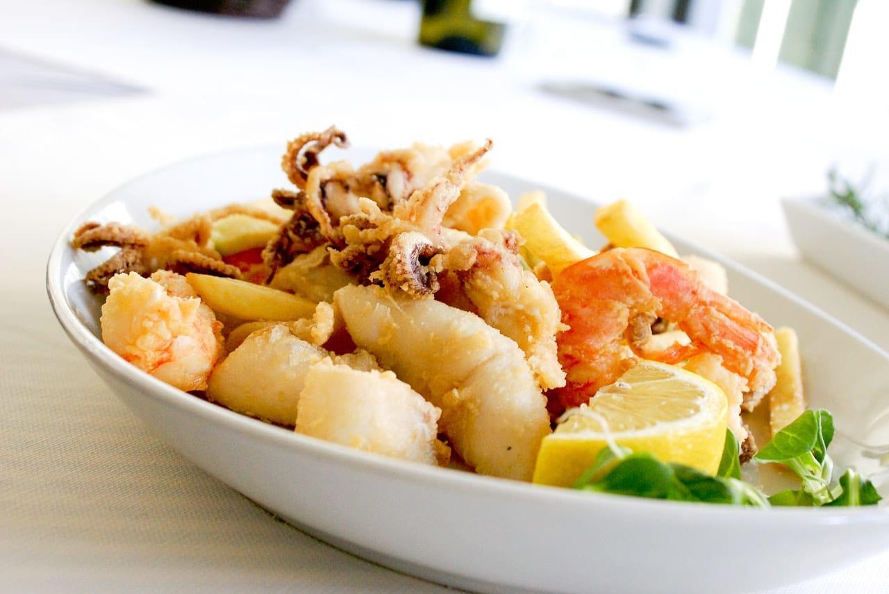Een bord pasta voor lunch.