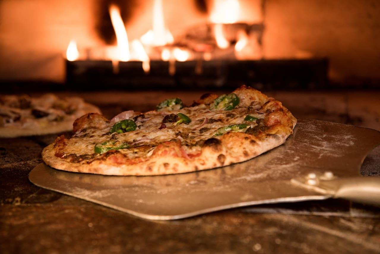 Een pizza in de oven.
