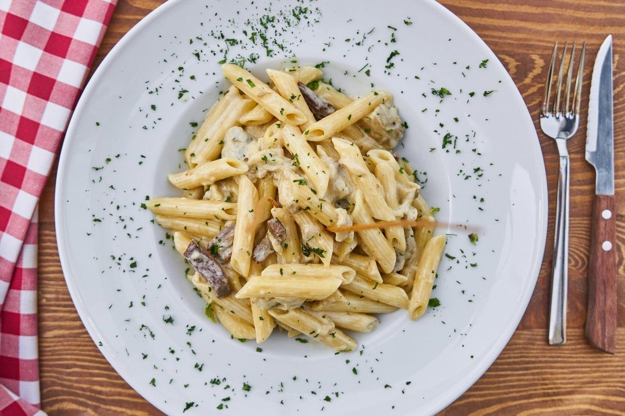 Een bord verse pasta.