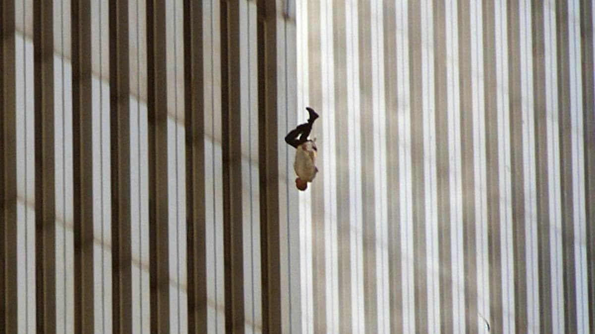 Man die vanaf een van de 'Twin Towers' springt