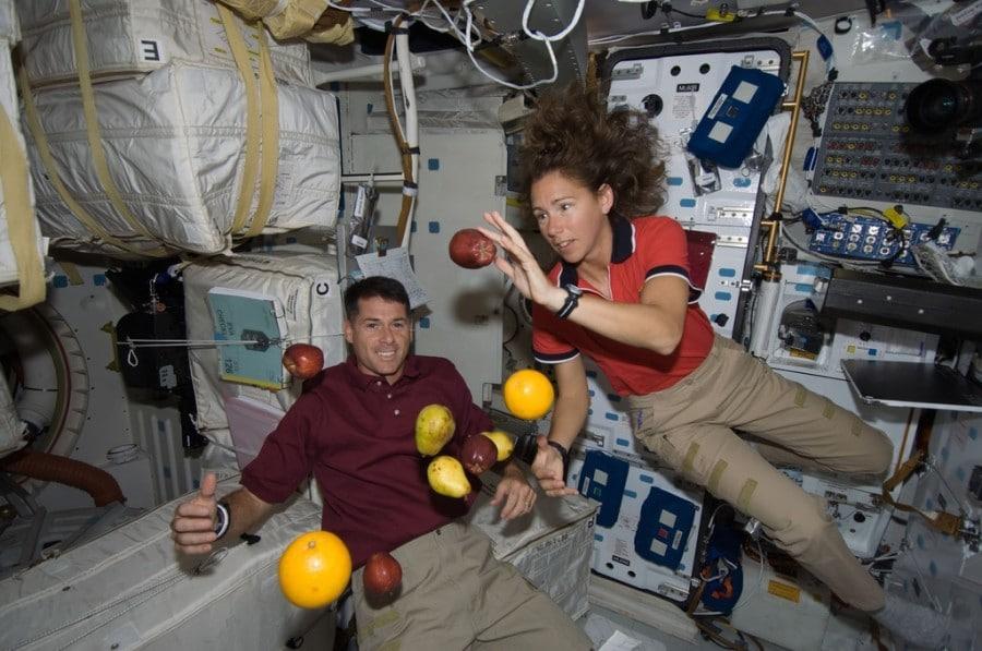 zwevende ruimtevaarders in het ISS