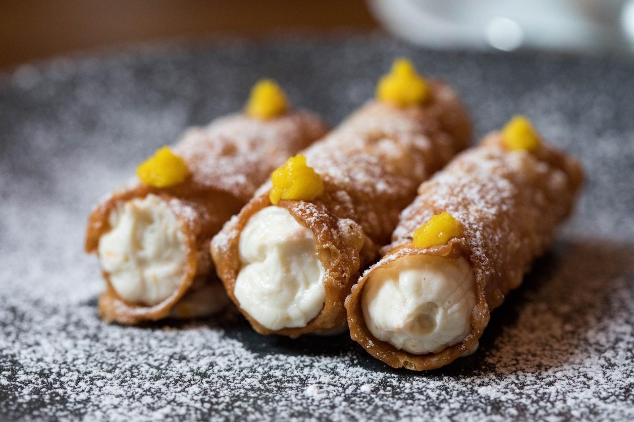 drie ctiron cannolini op een bord