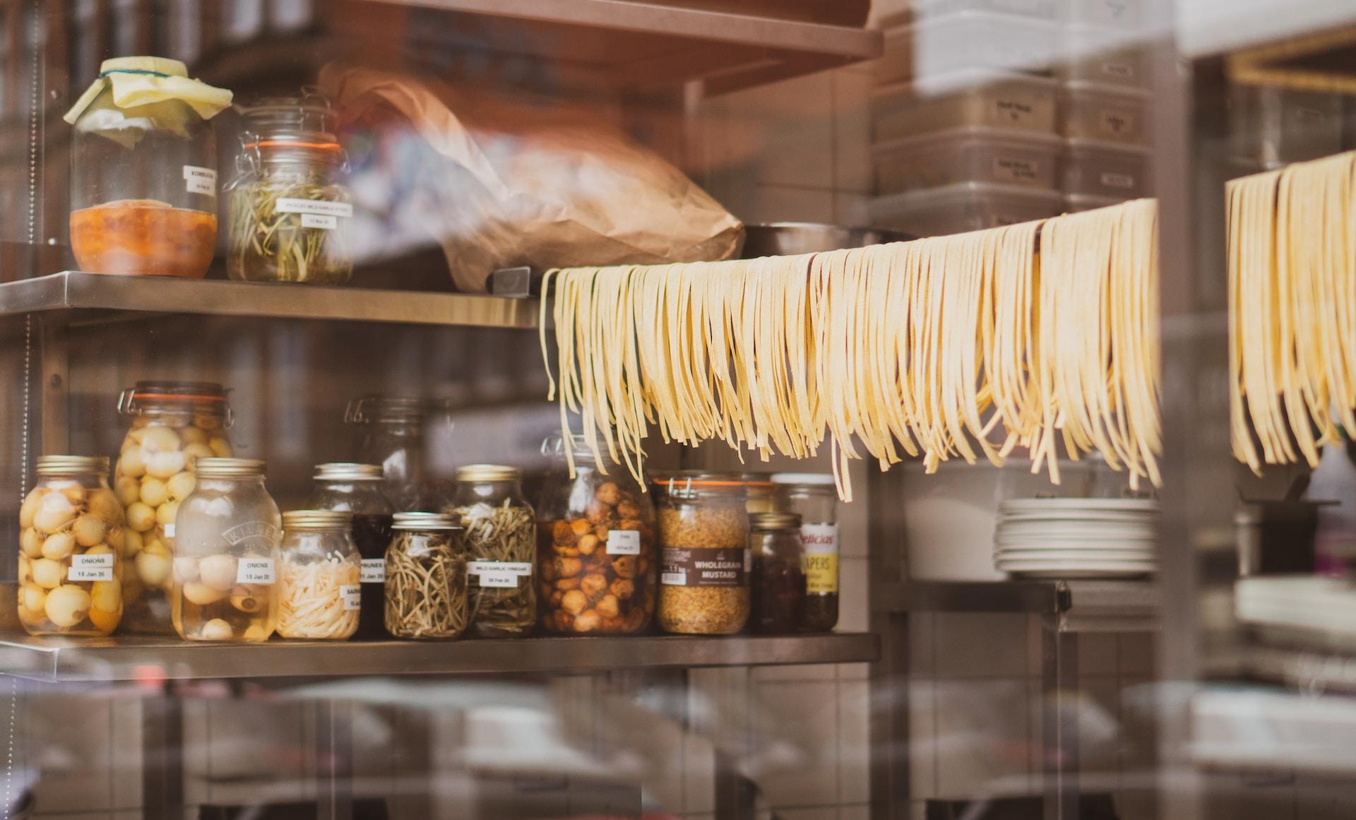 Handgemaakte Italiaanse pasta door etalages
