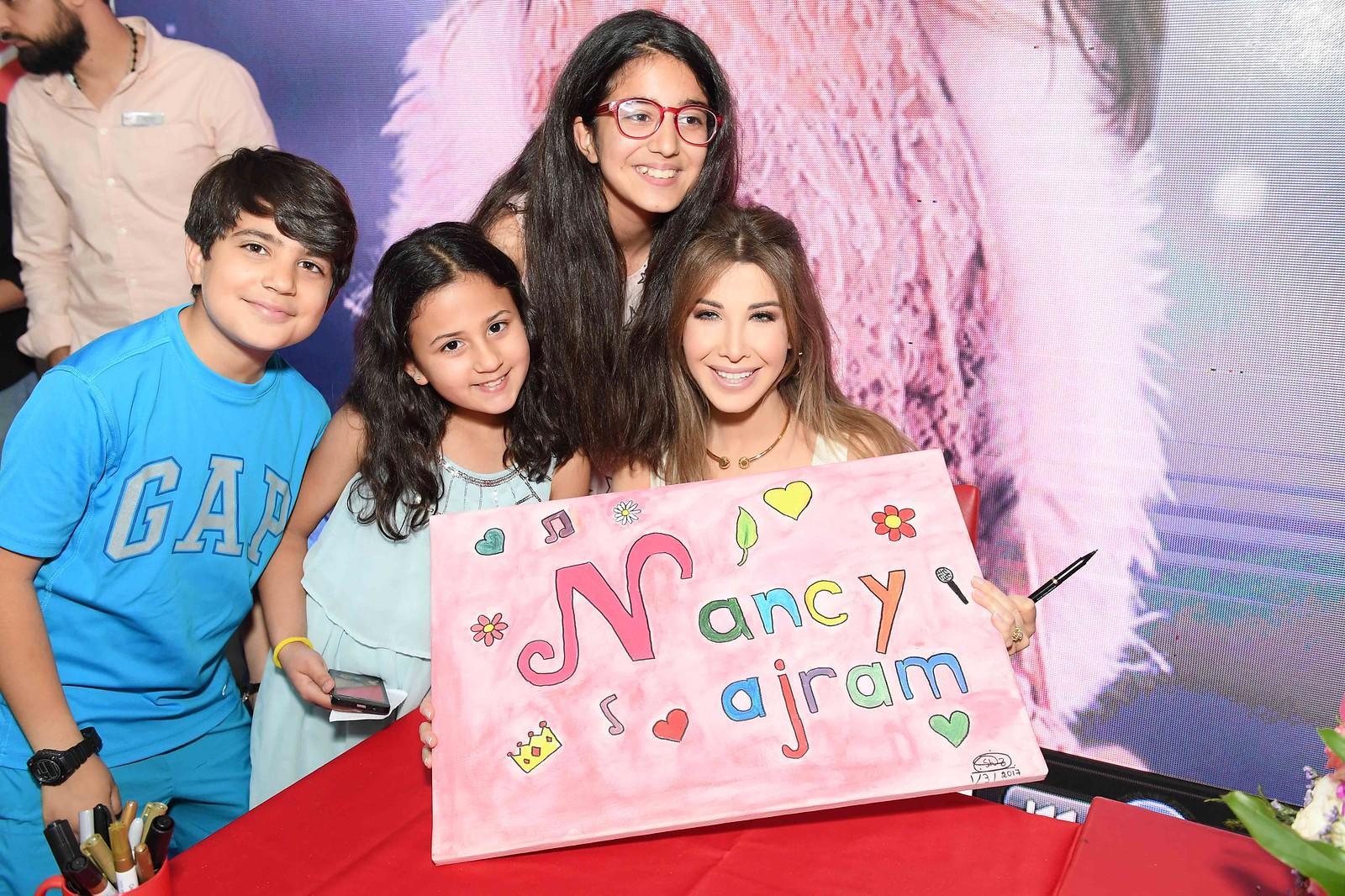 Nancy Arjam met kinderen