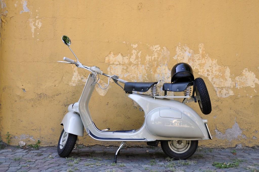Een geparkeerde scooter met helm