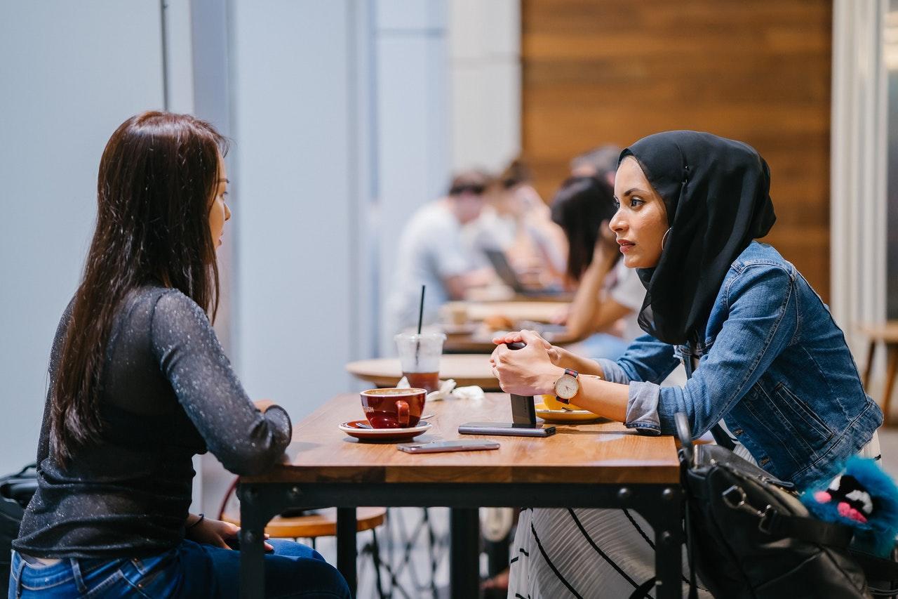 Twee meisjes drinken koffie