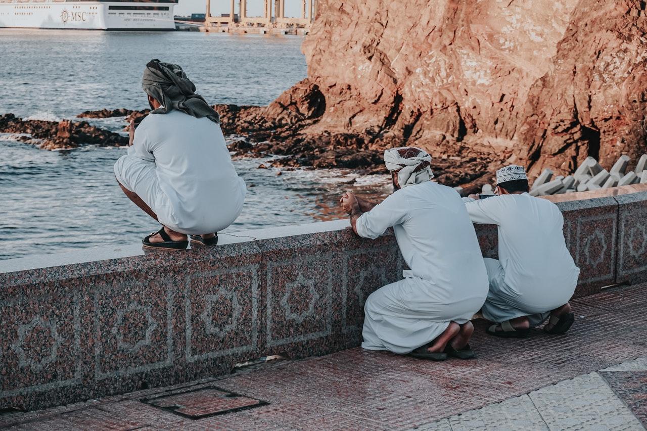 Arabische mannen aan de kust.