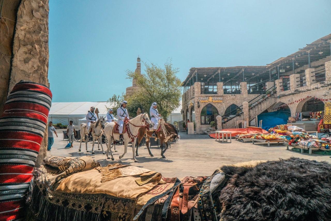 Een aantal Arabieren te paard