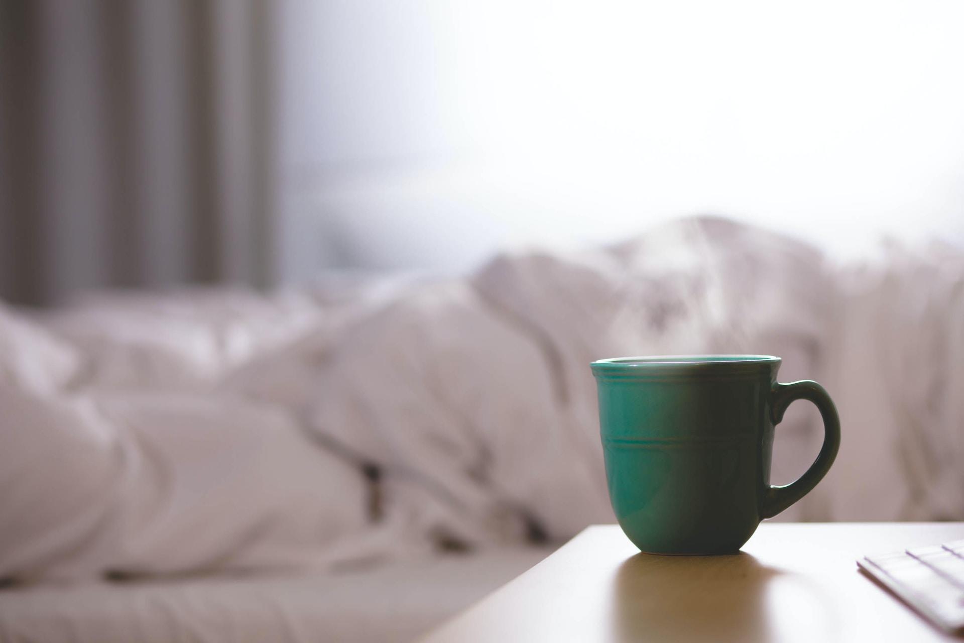 Groen theekopje op het nachtkastje