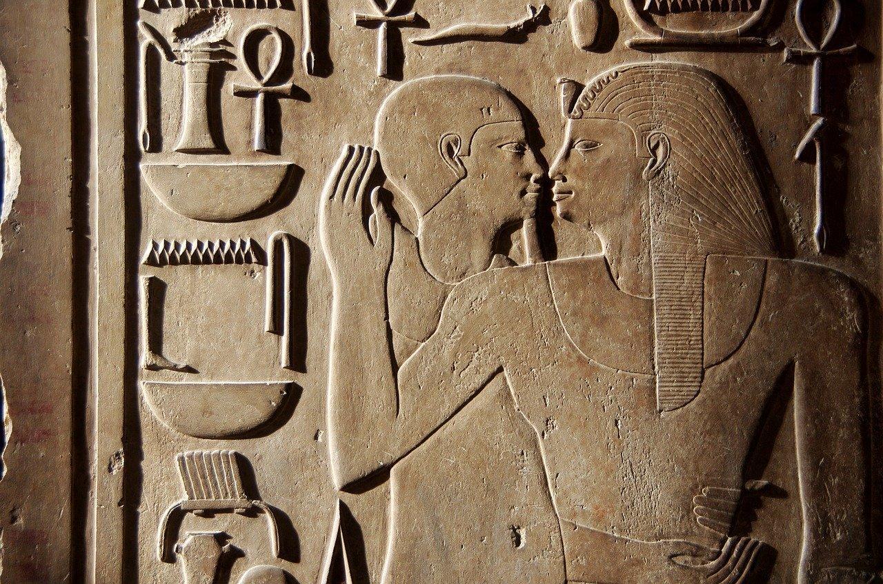 Egyptische gravure in steen
