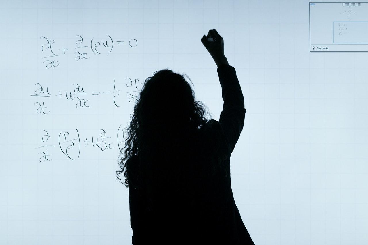 Persoon schrijft op whiteboard