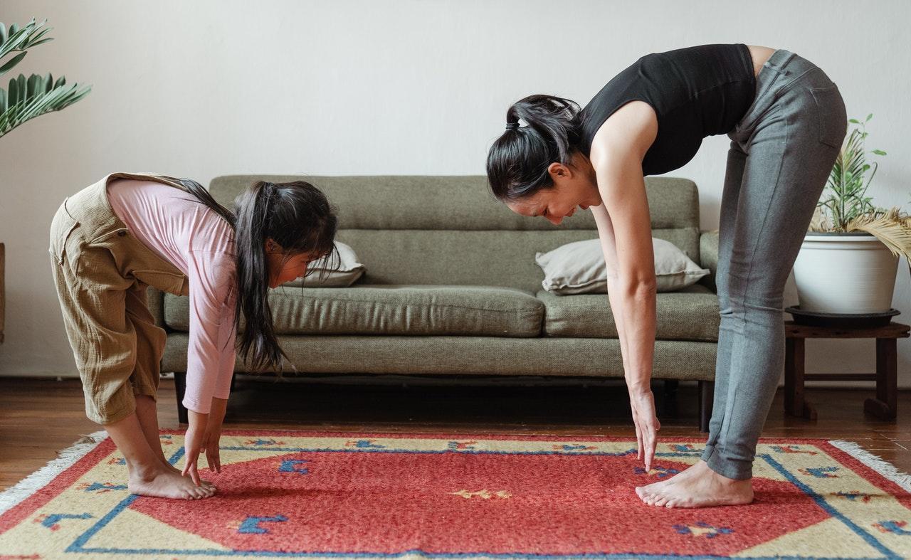 Moeder en kind doen pilates