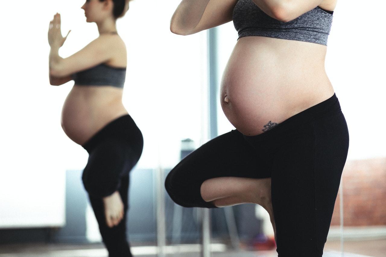 Een zwangere vrouw doet pilates.