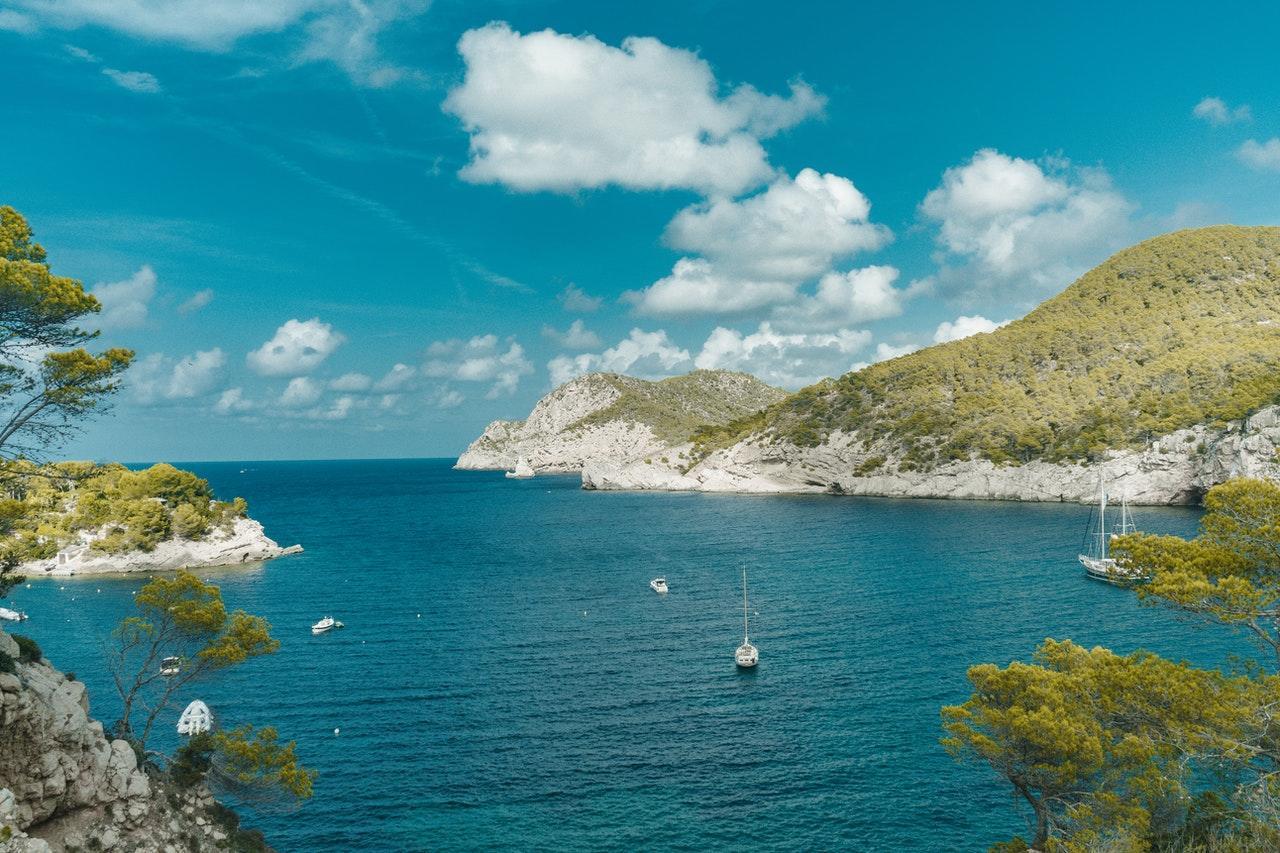 Baai met bergen en wolken