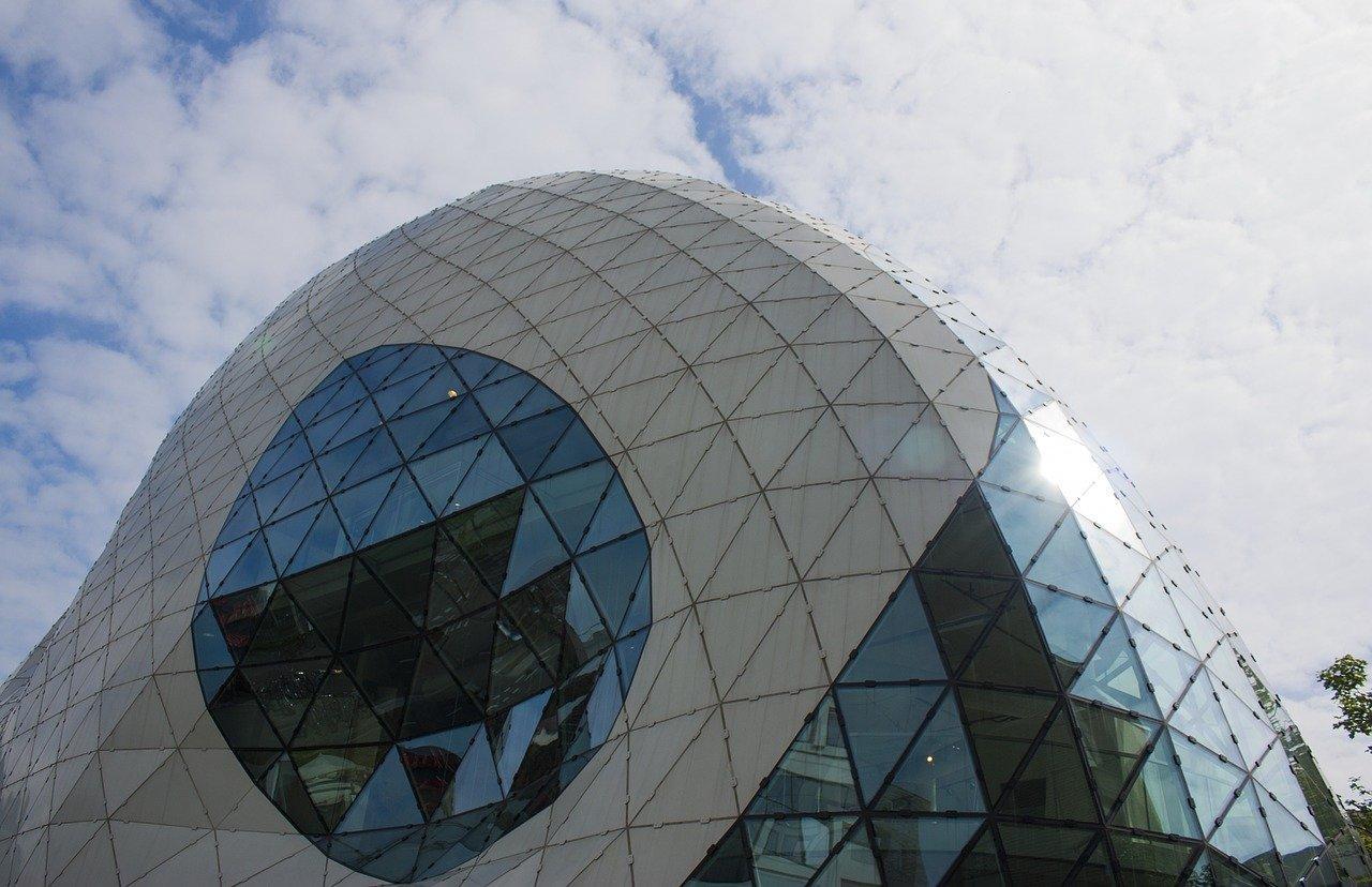 Dit aparte gebouw in Eindhoven doet dienst als winkelcentrum