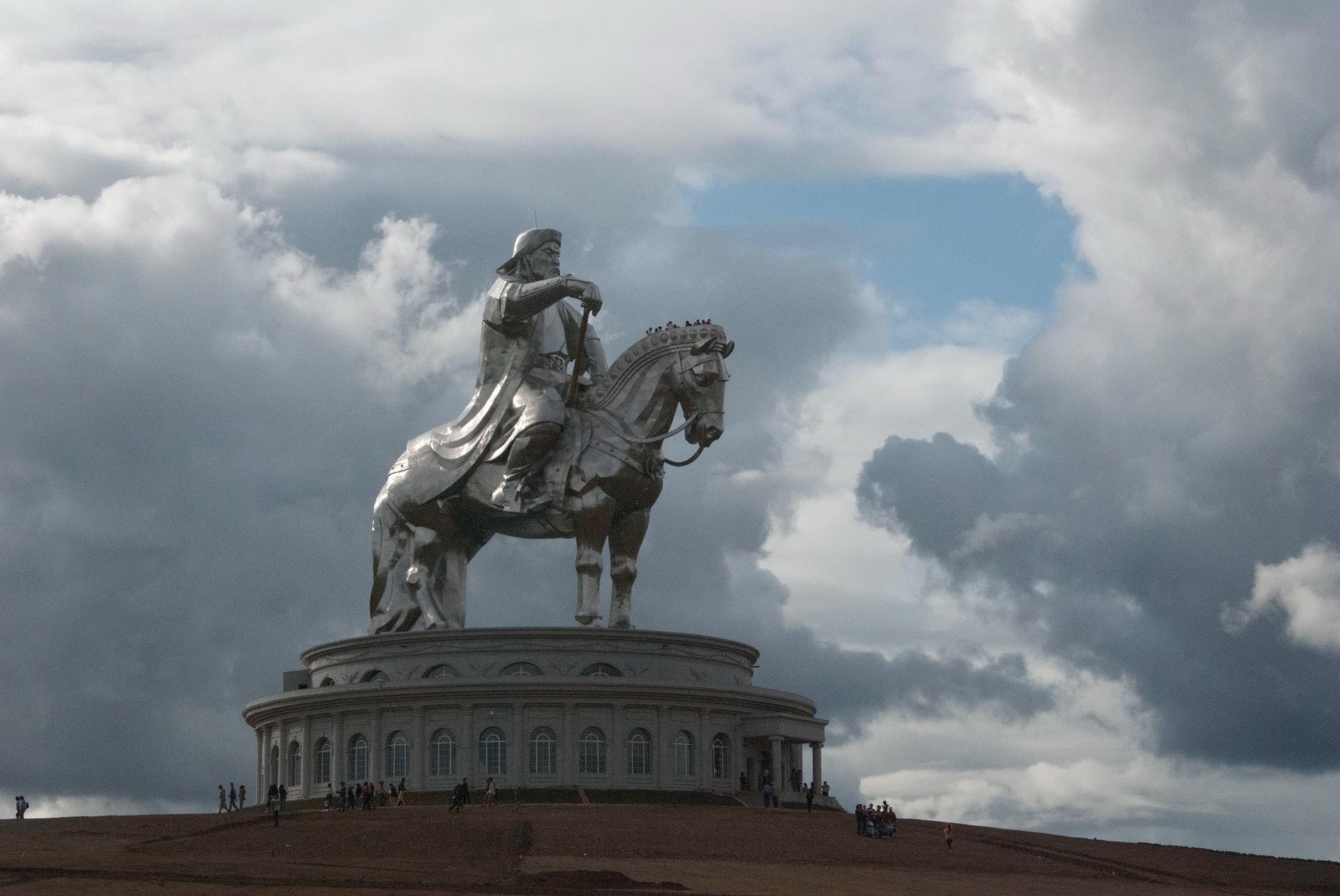 Genghis Khan groot afgebeeld op zijn paard