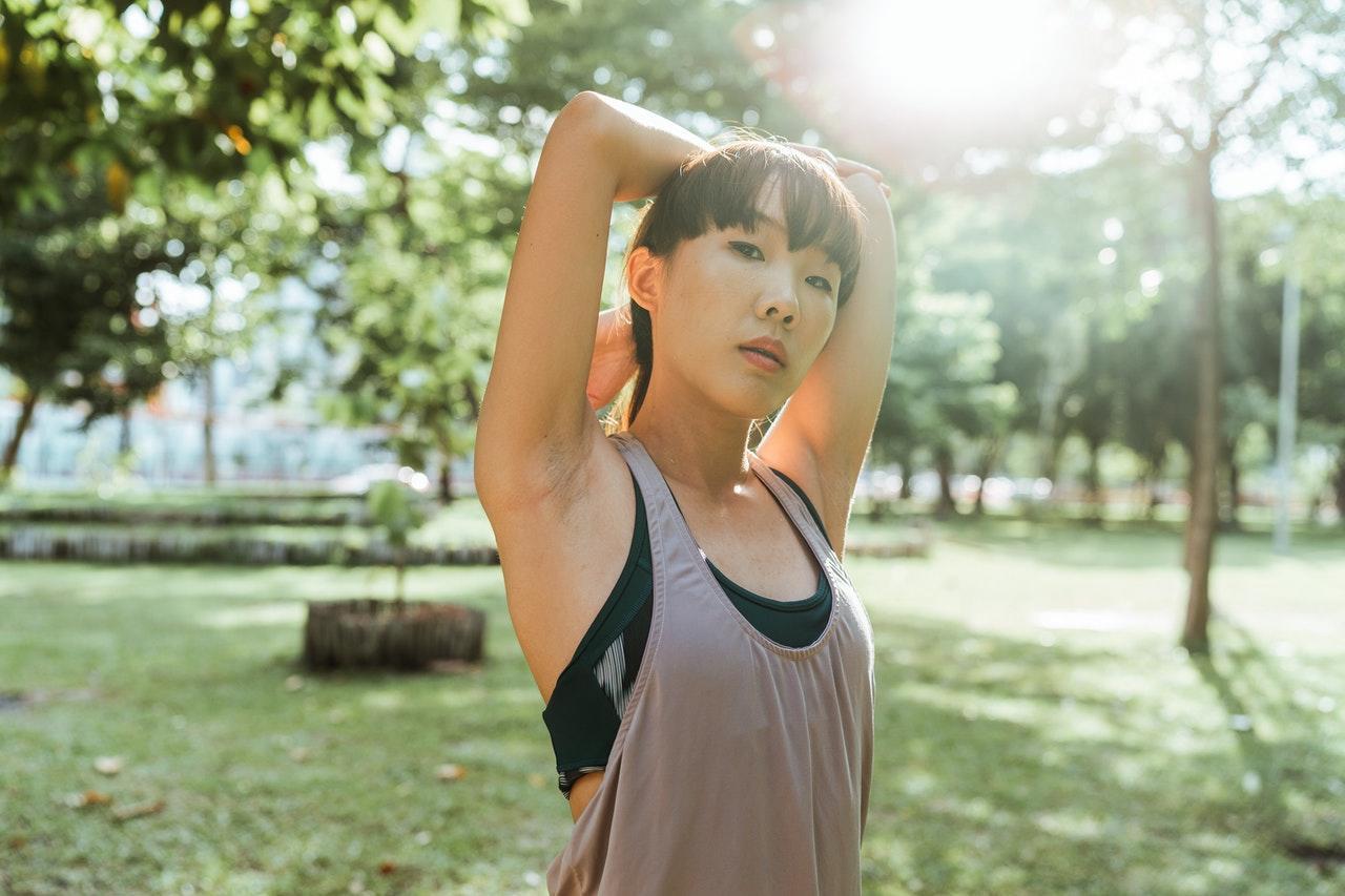 Vrouw doet yoga in een park.