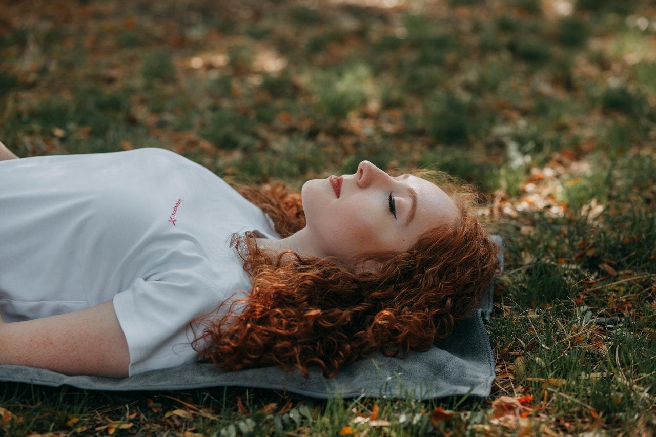Een yogastudent komt tot rust.