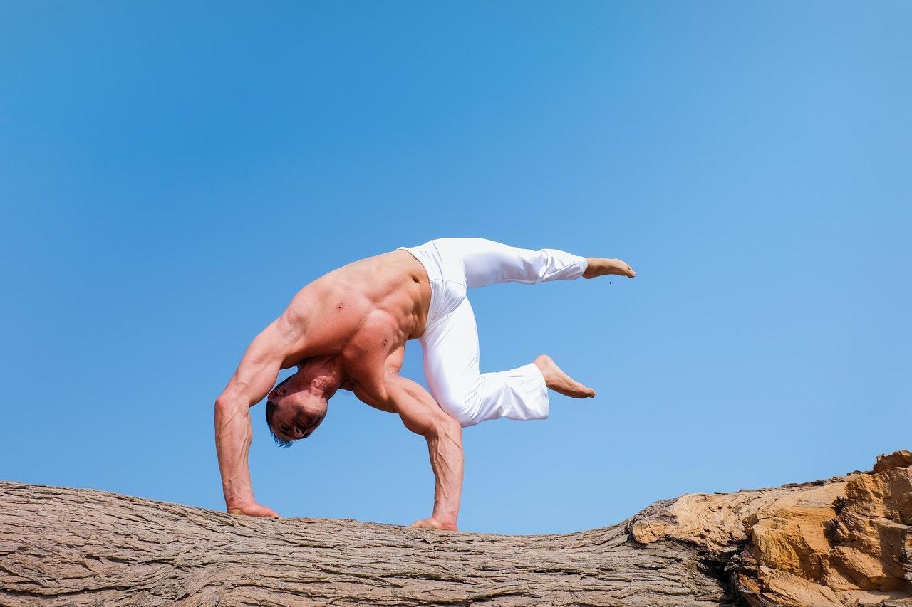 Een man doet yoga.