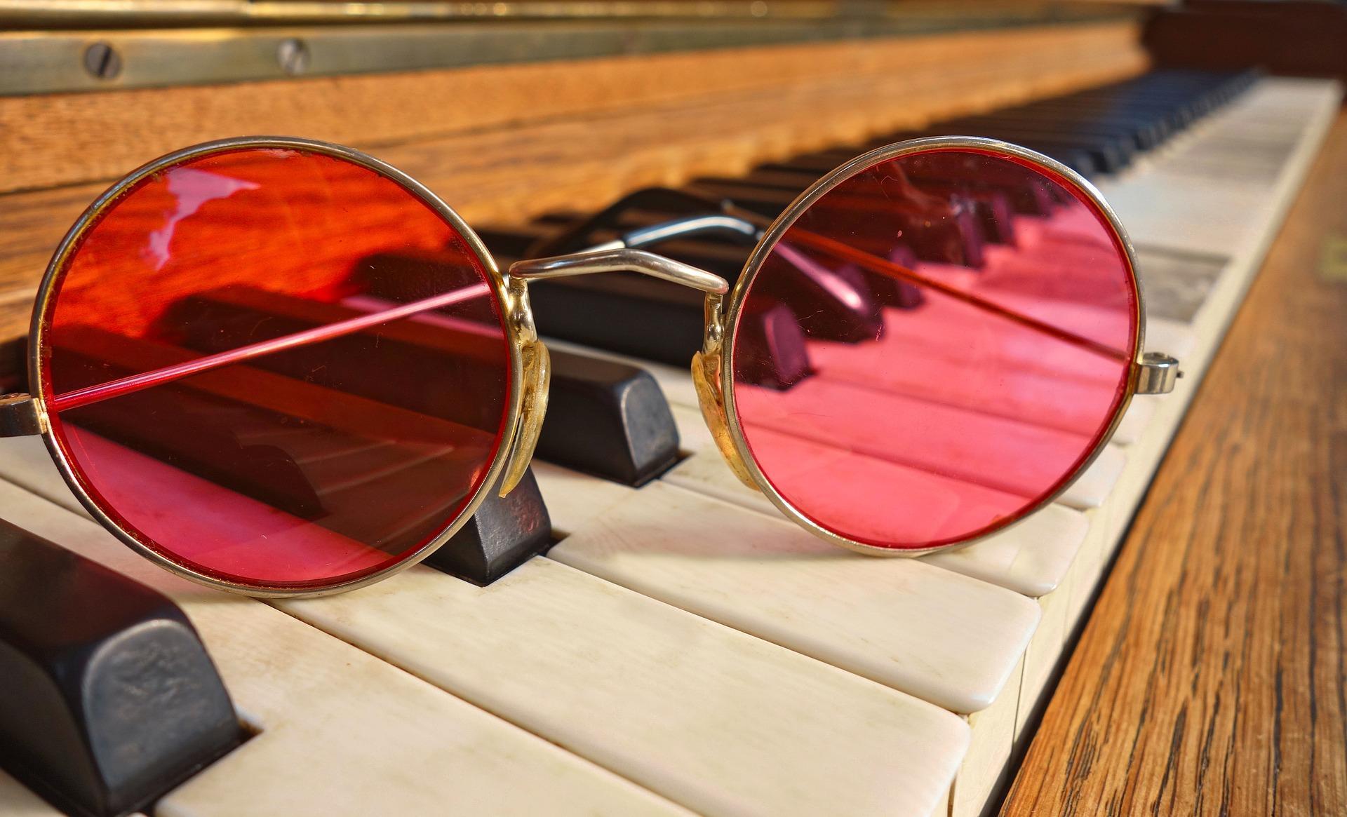 Piano met een roze bril.