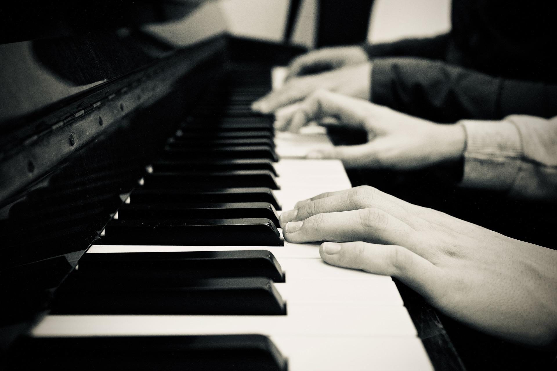Een duo dat op de piano speelt