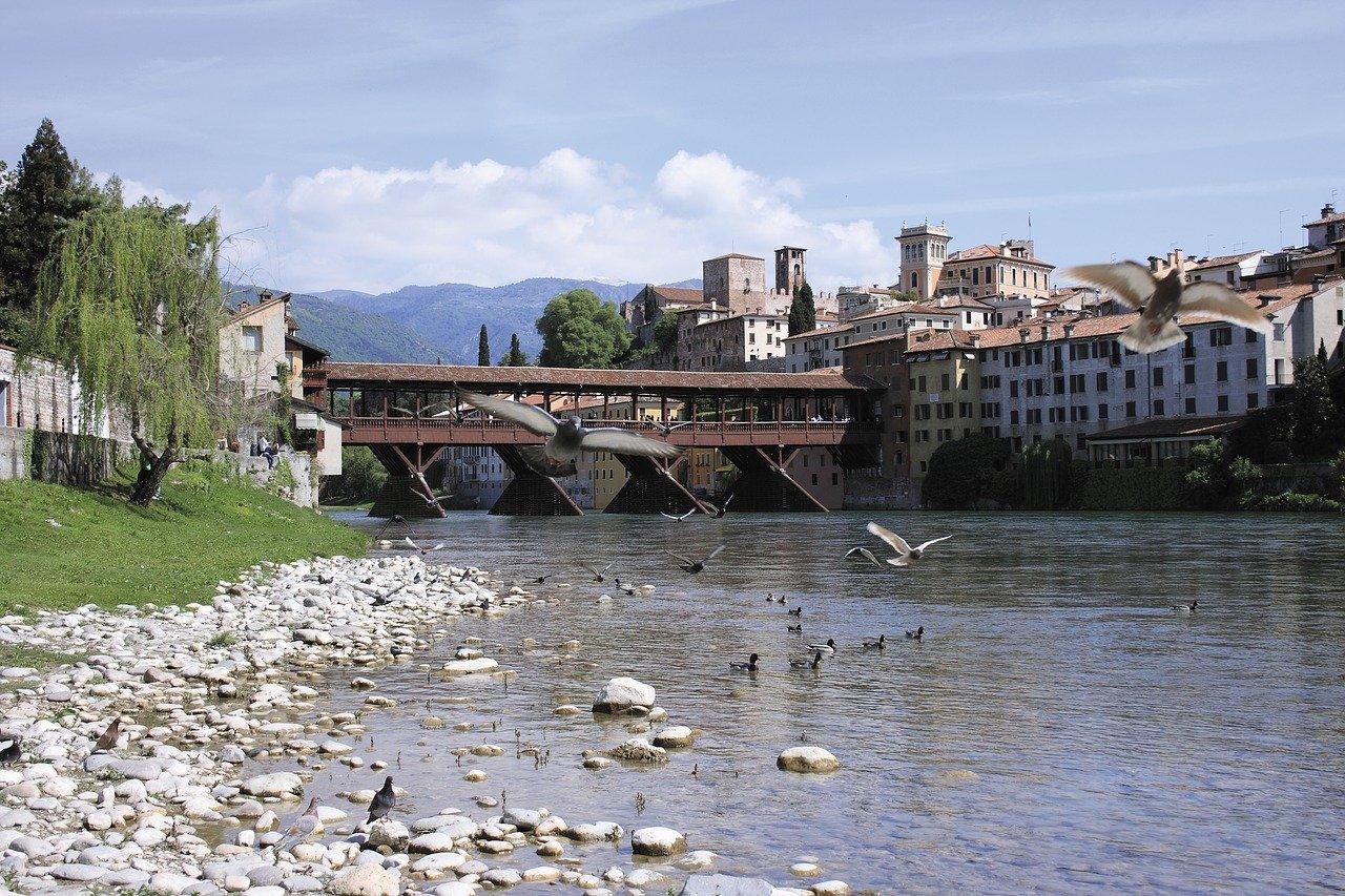 In Bassano wordt de likeur grappa gemaakt