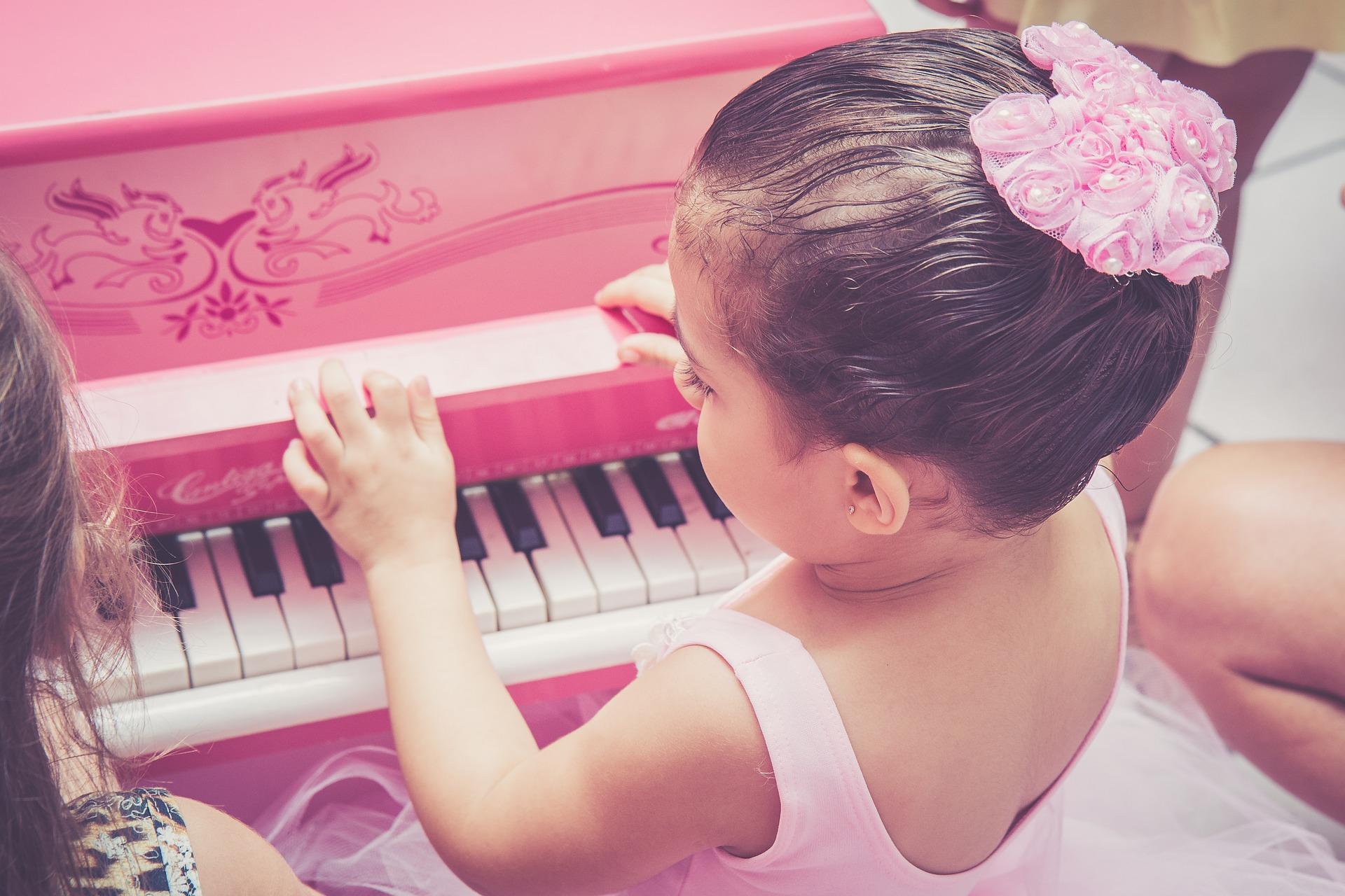 Kind speelt op piano