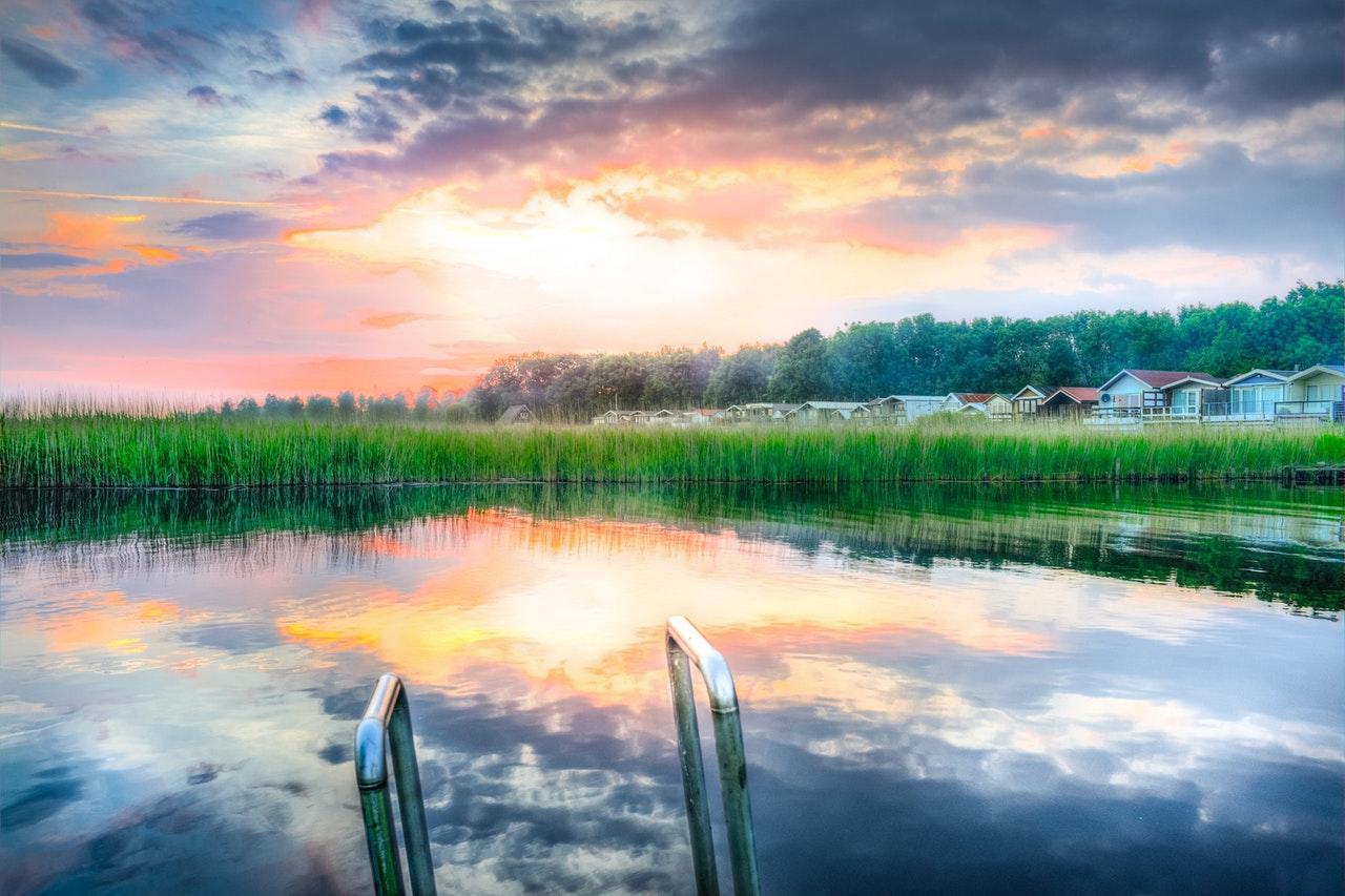 Een zonsondergang aan de plas.