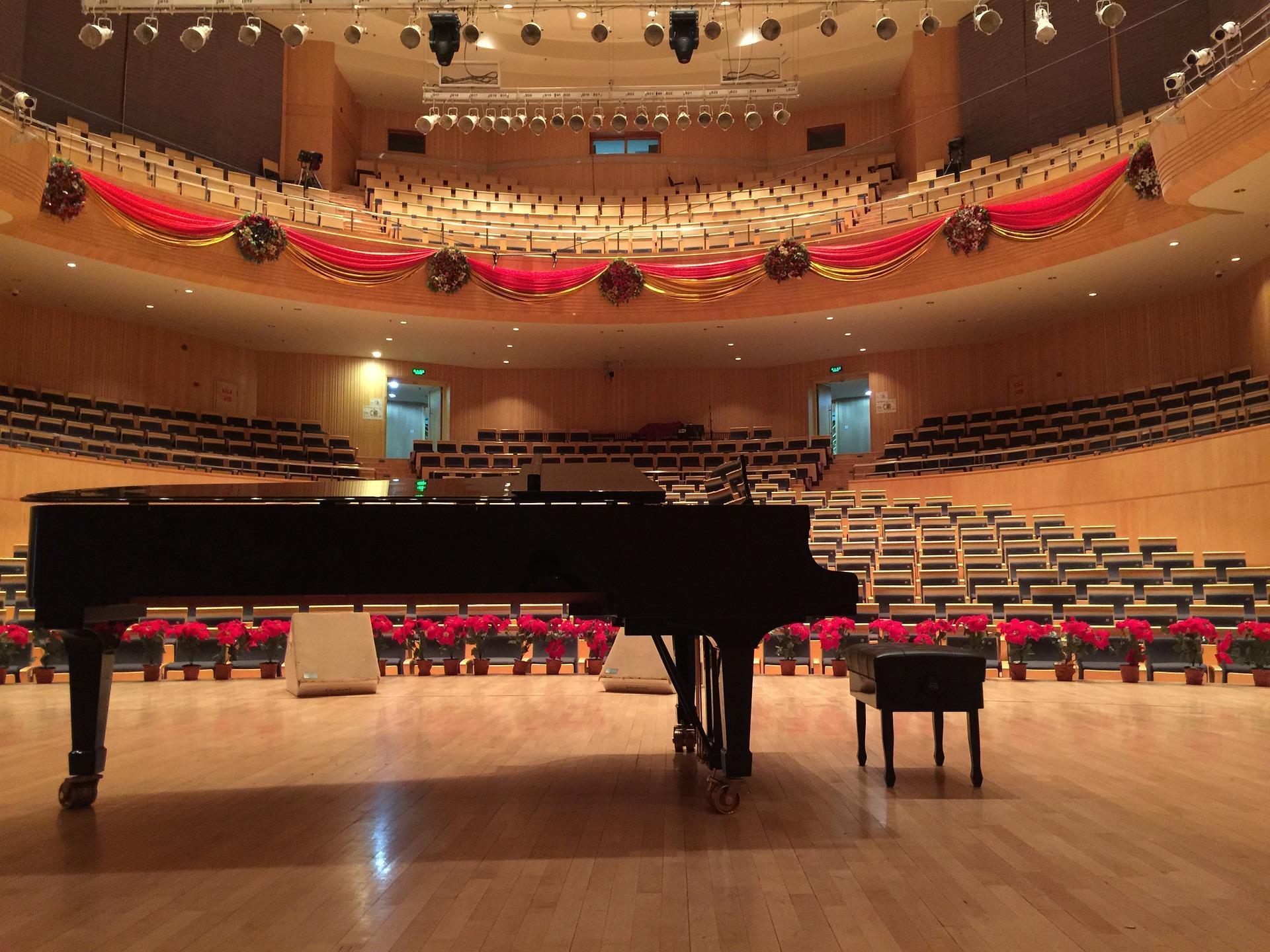 Piano in een grote concertzaal.