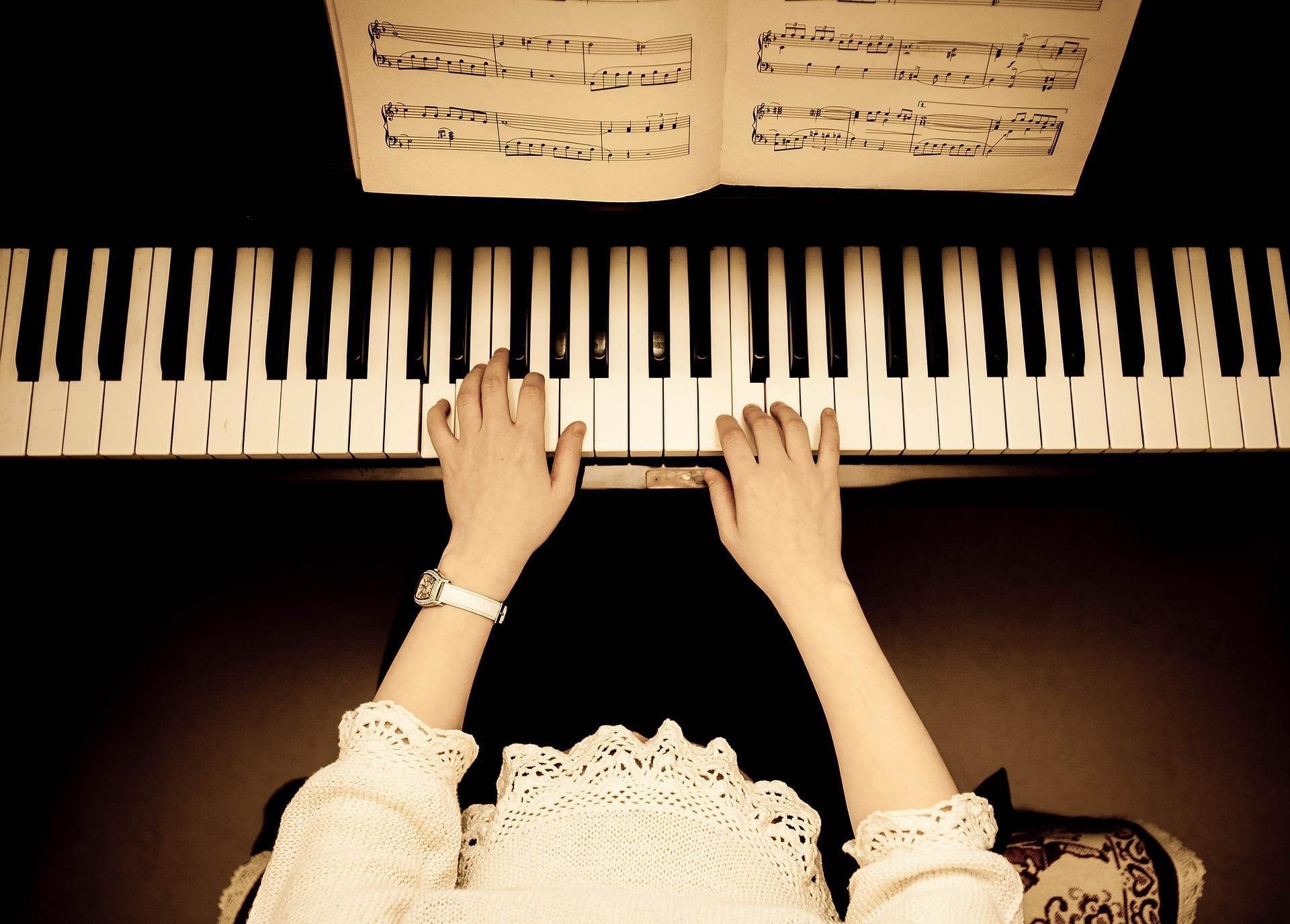 Vrouw die op een piano speelt
