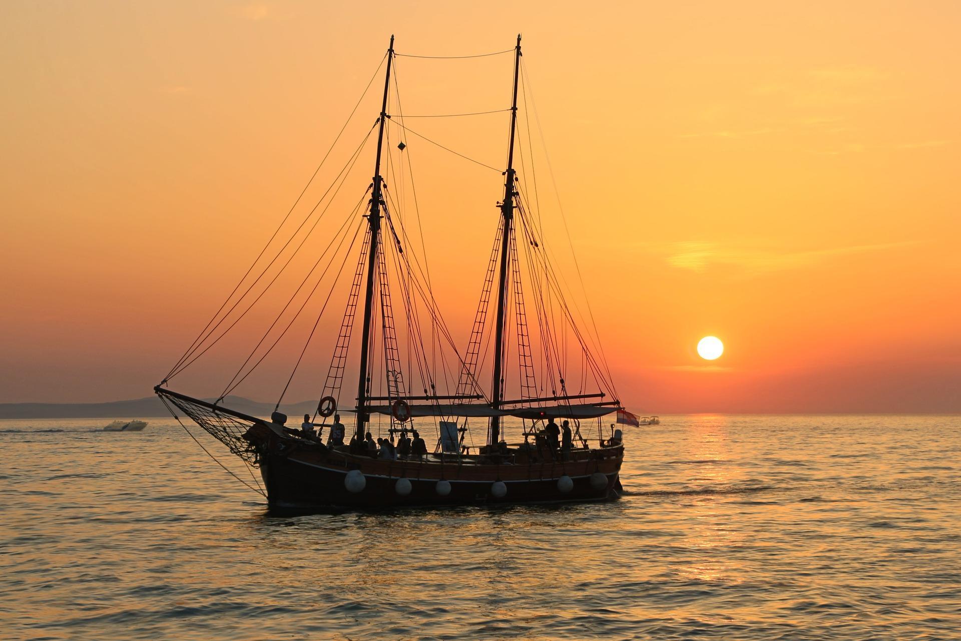 Een schip dat vaart op zee