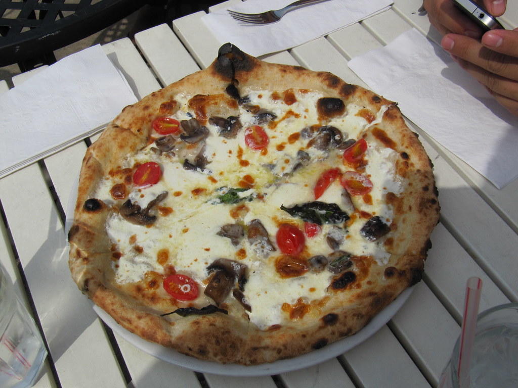 Een pizza met het 'zwarte goud'.